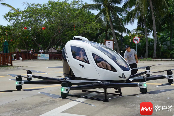 游客在三亚体验直升机观光。受访者供图