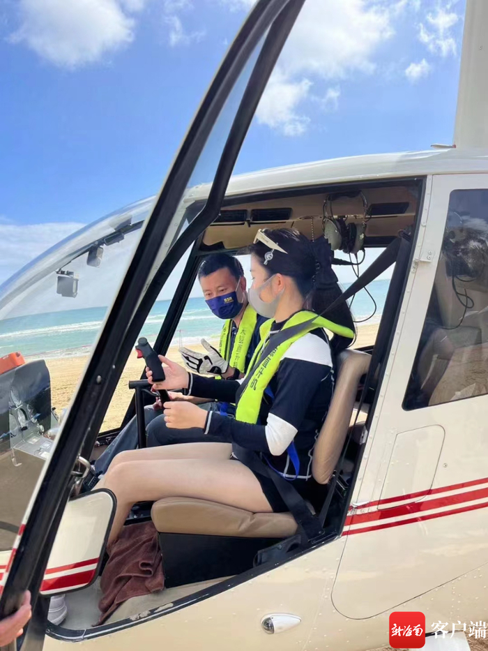 游客在万宁石梅湾体验直升机观光。受访者供图