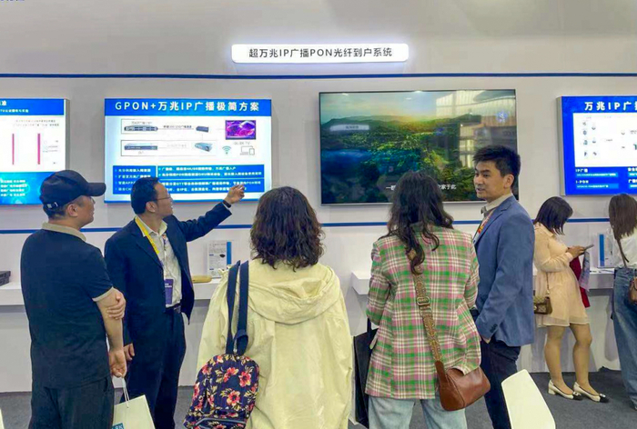 吉视传媒工作人员在第29届中国国际广播电视信息网络展览会（CCBN2023）向与会嘉宾介绍相关芯片产品。