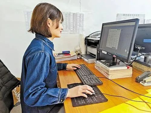 12月5日，兴隆县行政审批局工作人员在使用基层政务数据集成管理平台查询信息。兴隆县行政审批局供图