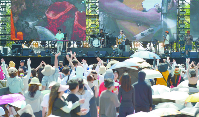 摇滚音乐演出季，充满激情的摇滚乐飘荡在滹沱河艺术生态岛上空。　　本报记者 董永博 摄