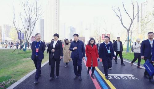 湖北省、武汉市领导一行参观全民健身广场