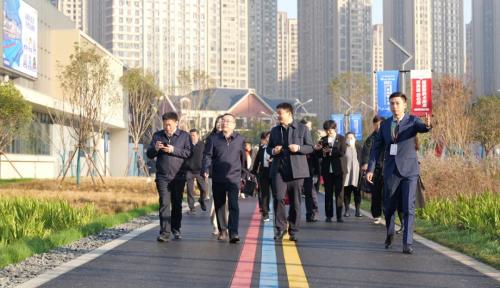 湖北省、武汉市领导一行参观全民健身广场
