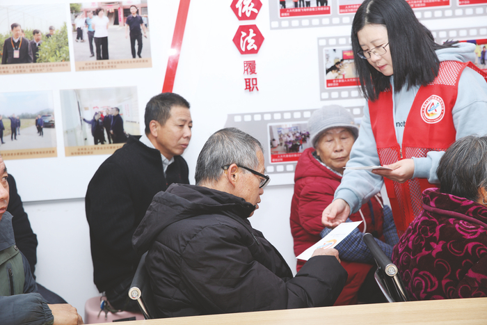     平安人寿广西分公司志愿者为市民普及金融知识