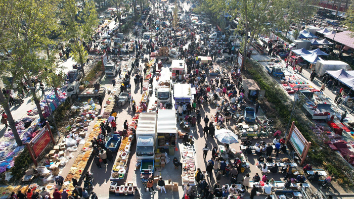 无人机照片，充满烟火气息的南佐大集。 纵览新闻 赵荣昊 摄