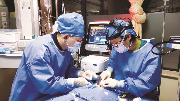             图为郑继翠医生（右）在治疗中          