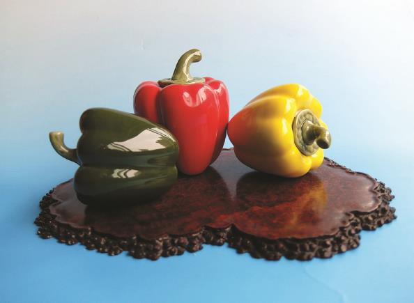             石湾陶工艺创作的彩椒陶艺作品          