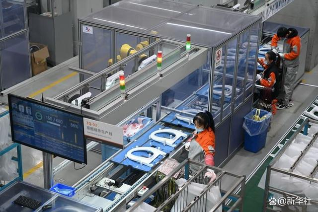 2023年1月31日，工人在九牧智能马桶工厂内安装智能座圈组件。新华社记者 林善传 摄