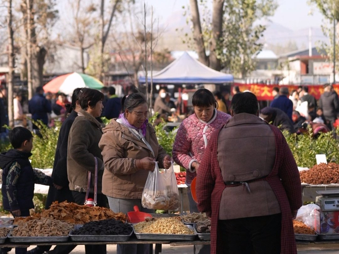 南佐大集上，市民正在购买散货零食。 纵览新闻记者 于在洋 摄