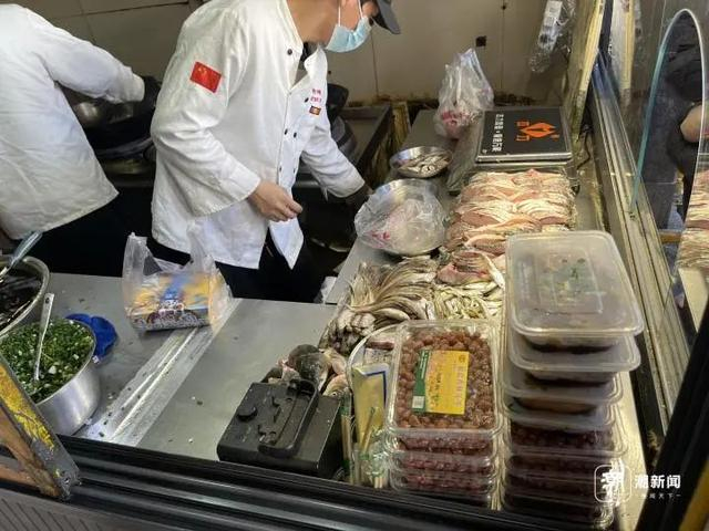 店门口就能看到整个炸鱼的工作台。潮新闻记者 滕一韬 摄