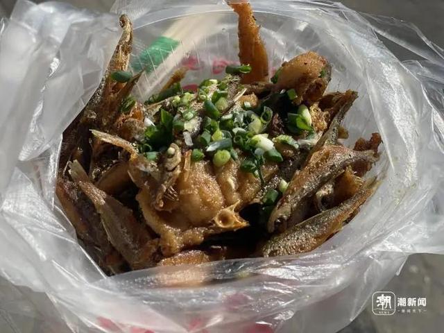 记者买到的刚刚热锅出炉的酥鱼。记者滕一韬摄