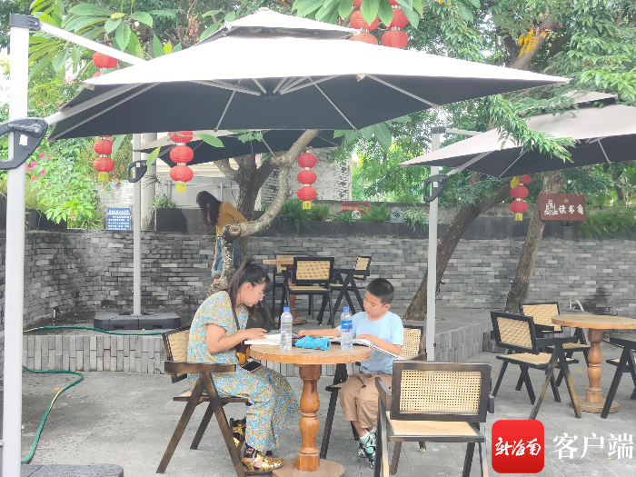 游客在保平书屋看书。