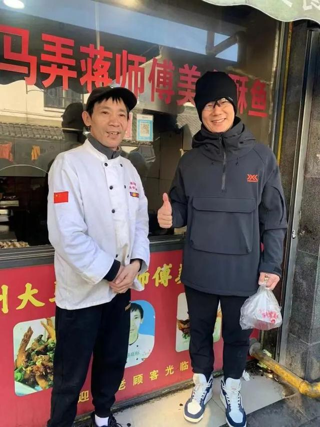 蒋师傅与任贤齐在店门口的合影。图片来自受访者