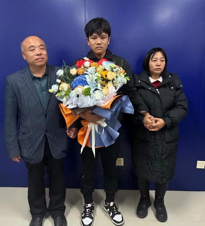 解克锋(左)和失踪25年的女儿解清帅(中)