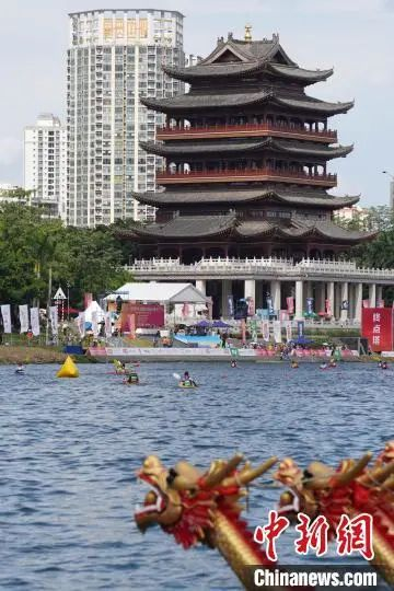 邕江河畔的阁楼。冬泳、泛舟、皮划艇，是这里的市民常见的锻炼方式。王以照 摄
