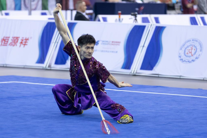 ▲在第十六届世界武术锦标赛上，中国选手张清淳在男子枪术比赛中。新华社发 田丹摄