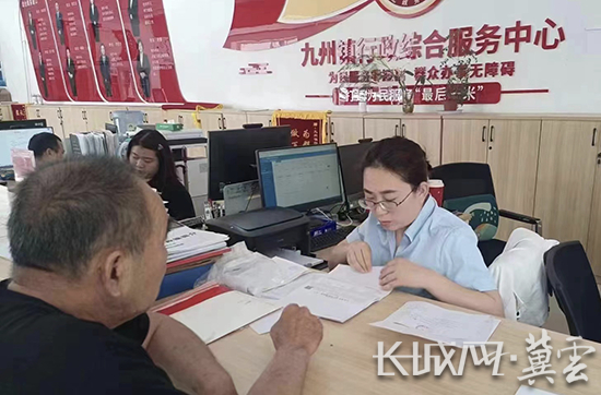 九州镇行政服务中心医保服务窗口。长城网·冀云客户端通讯员 姜润邈 摄