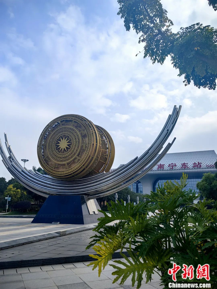 南宁火车东站,出站广场就有巨大的铜鼓雕塑.林孟婕 摄