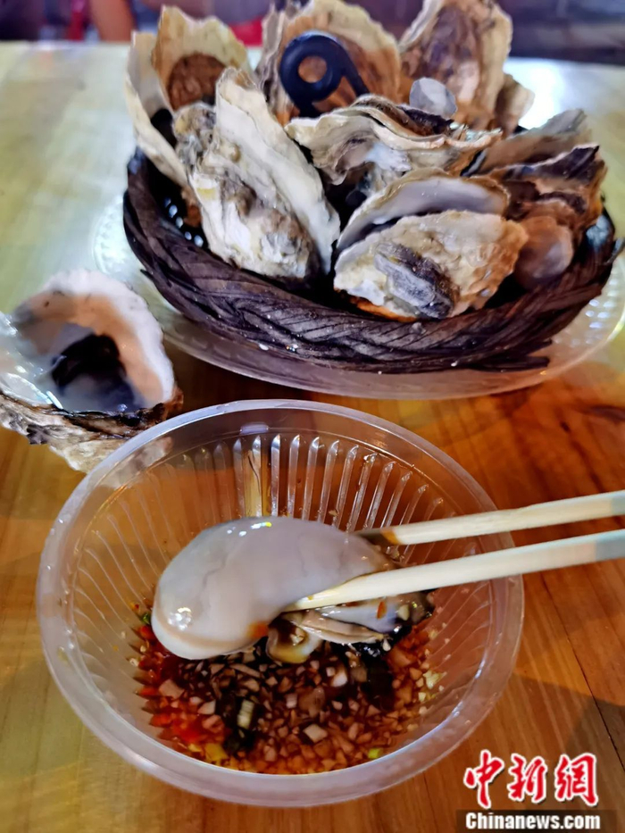 一锅高压锅闷生蚝不到40元，南宁的夜宵很平价。蒙鸣明 摄