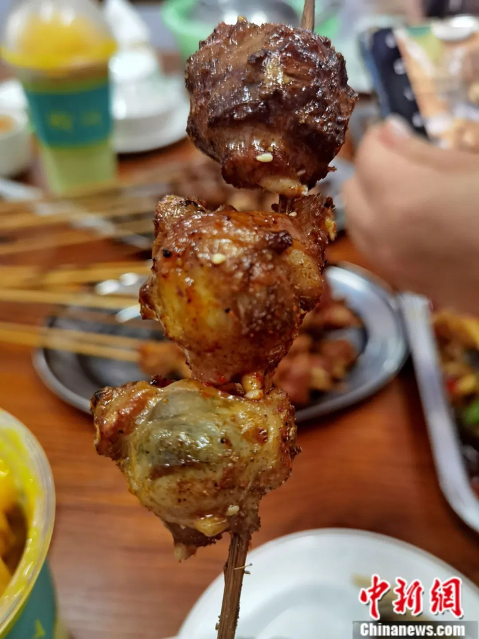 烤猪眼堪称南宁烧烤的“黑暗料理”，很多人都不敢尝试。蒙鸣明 摄