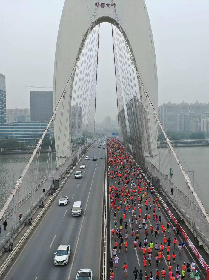 2020年广马选手跑过猎德大桥。（图片来源：南方都市报）