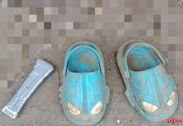 ▲被找到的奥特曼拖鞋和剑炳