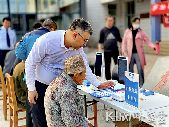 医保工作人员入村宣传城乡居民医保政策活动现场。长城网·冀云客户端通讯员 姜润邈 摄
