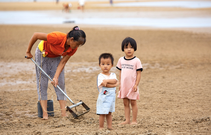 遂溪江洪赶海 彭镇强摄