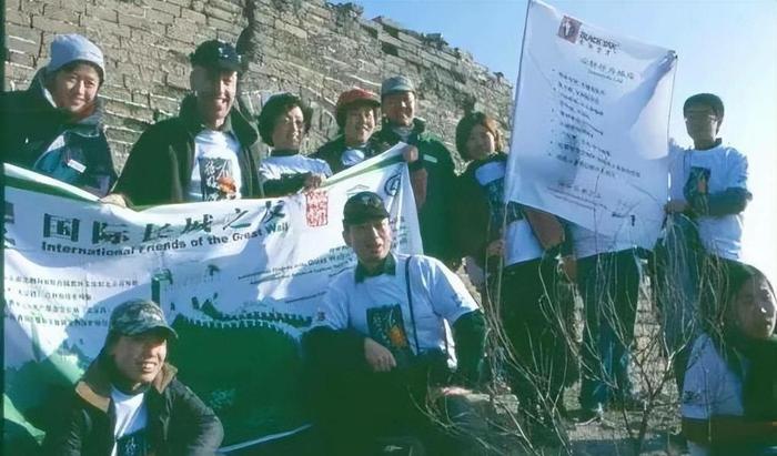 　　2002年威廉·林赛和志愿者一起在长城捡垃圾