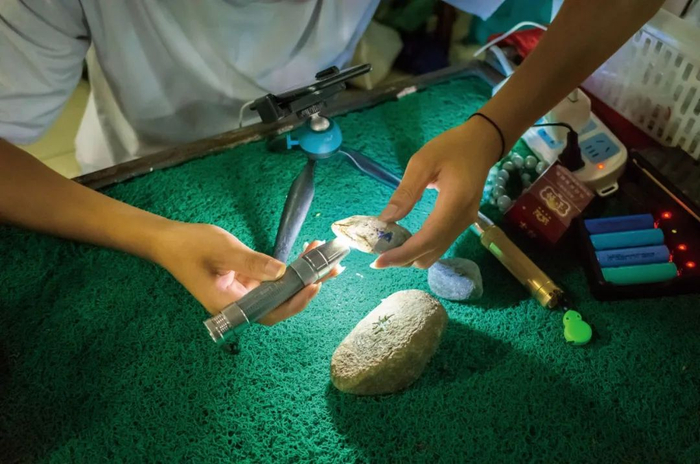 “赌石者”希望通过自己的“慧眼”，去窥探原石底下令人神往的鲜绿&nbsp;/&nbsp;南风窗摄影记者&nbsp;郭嘉亮摄