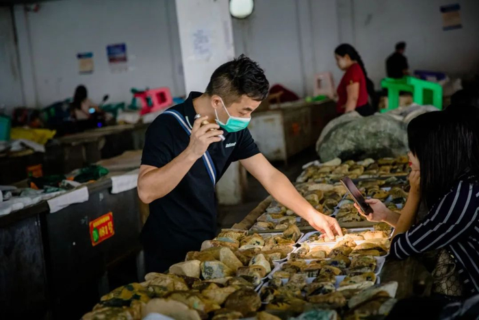 直播“赌石”商家会用价格较低的原石冒充&nbsp;/&nbsp;南风窗摄影记者&nbsp;郭嘉亮摄