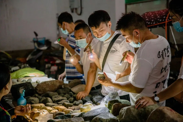 “赌石”赌的并不只有翡翠&nbsp;/&nbsp;南风窗摄影记者&nbsp;郭嘉亮摄