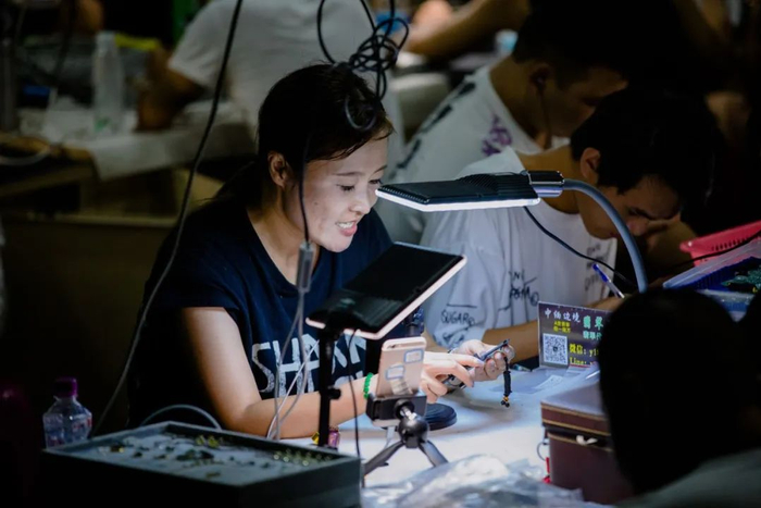 玉石市场的直播 / 南风窗摄影记者 郭嘉亮摄