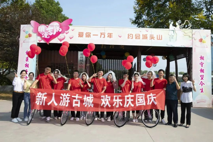 ▲在城头山国家考古遗址公园，为新人们举办集体颁证活动。（摄影：柏依朴）