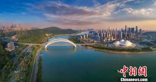 邕江在南宁穿城而过，呈现绿水青山景致。南宁市委宣传部供图