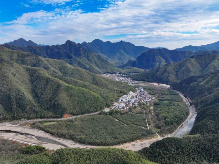 12月9日航拍的泾县蔡村镇月亮湾村，皖南川藏线穿村而过。本报记者 徐旻昊 摄