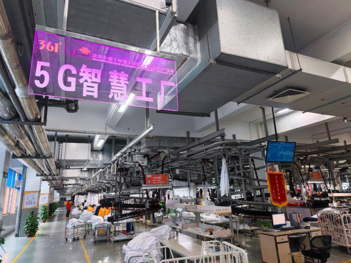 三六一度5G智慧工厂成衣车间 本报记者 杨洁 摄