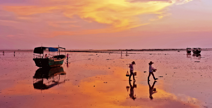赶海归来 罗锦屏摄