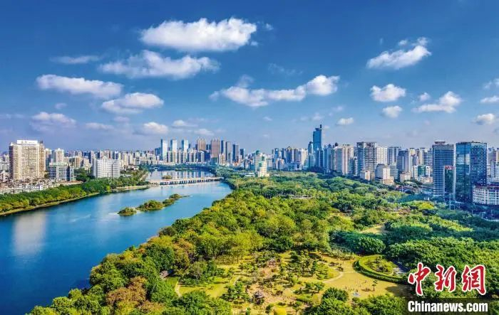 南宁市高楼林立，绿树成荫。朱其芳 摄