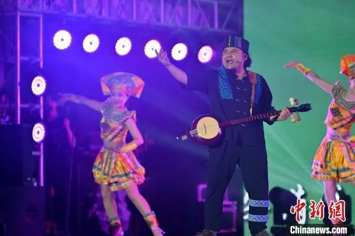 南宁拥有多支本土乐队，主打民族歌曲。图为乐队演唱歌曲《壮乡兄弟爱喝酒》。俞靖 摄