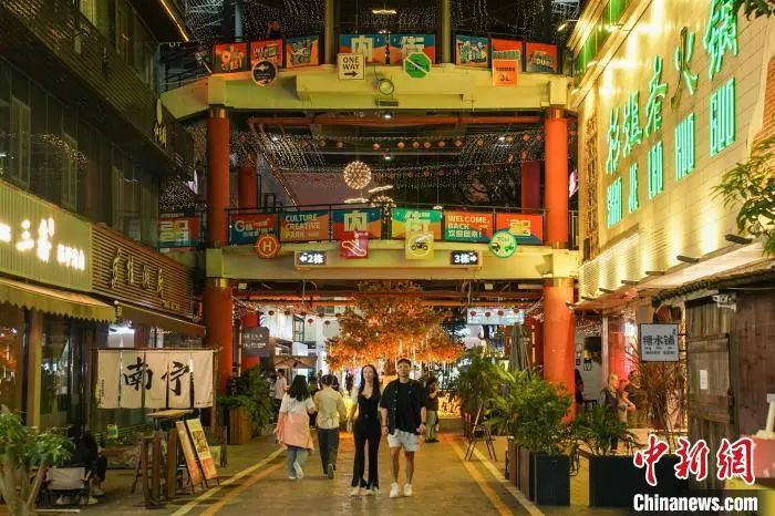 夜幕降临，南宁随即开启不夜城模式。图为南宁内街文化创意园内灯火辉煌。陈冠言 摄