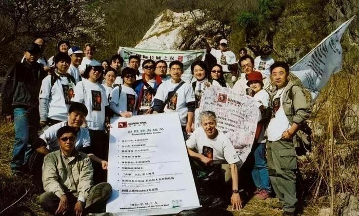 　　2003年威廉·林赛和志愿者一起在长城捡垃圾