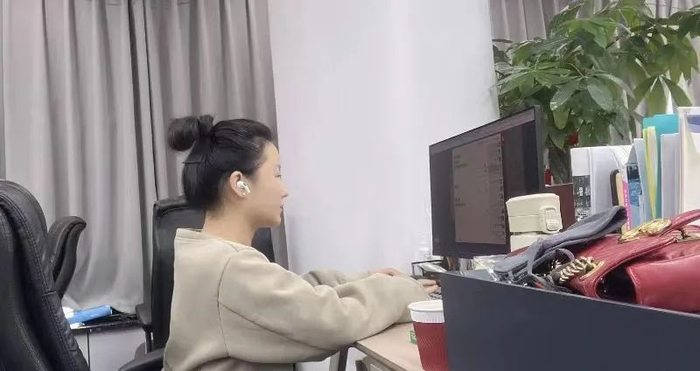 工作中的王蒙蒙。