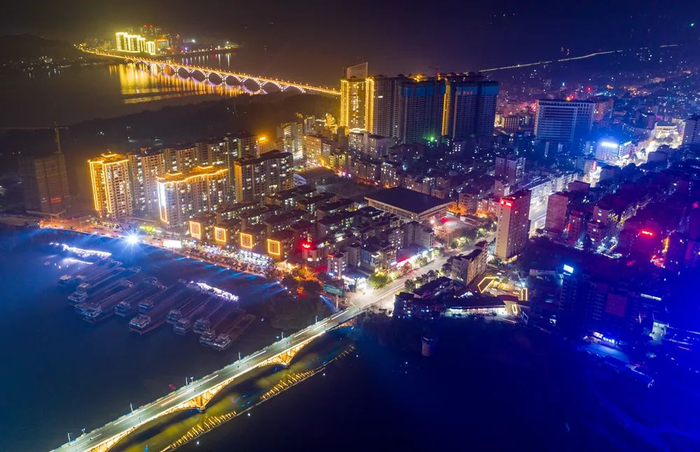 航拍藤县夜景 杨定登 摄