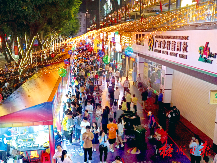 旺城广场大学路路段 李鸿荣 摄