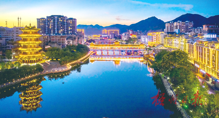 蒙山县长寿风雨桥和岸边夜景 黄胜林 摄