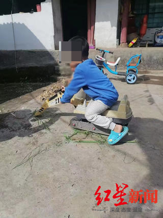 ▲成成失踪前穿着蓝色奥特曼拖鞋在院子玩