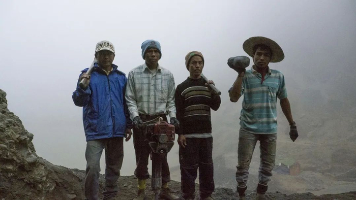 《挖玉石的人》剧照