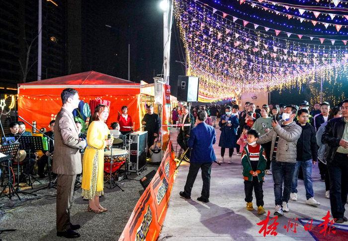 梧州万达广场旁夜间集市 陈凡 摄