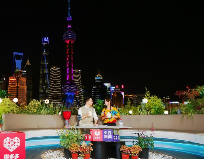 11月5日晚，拼多多把直播间“搬”到了黄浦江畔。 唐超 | 摄